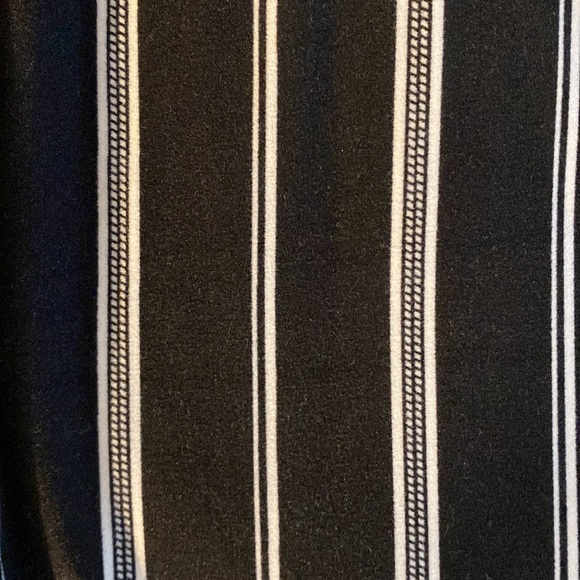 🖤 Gorgeous Black And White Striped Romper With Pockets 🤍 - Picture 5 of 5